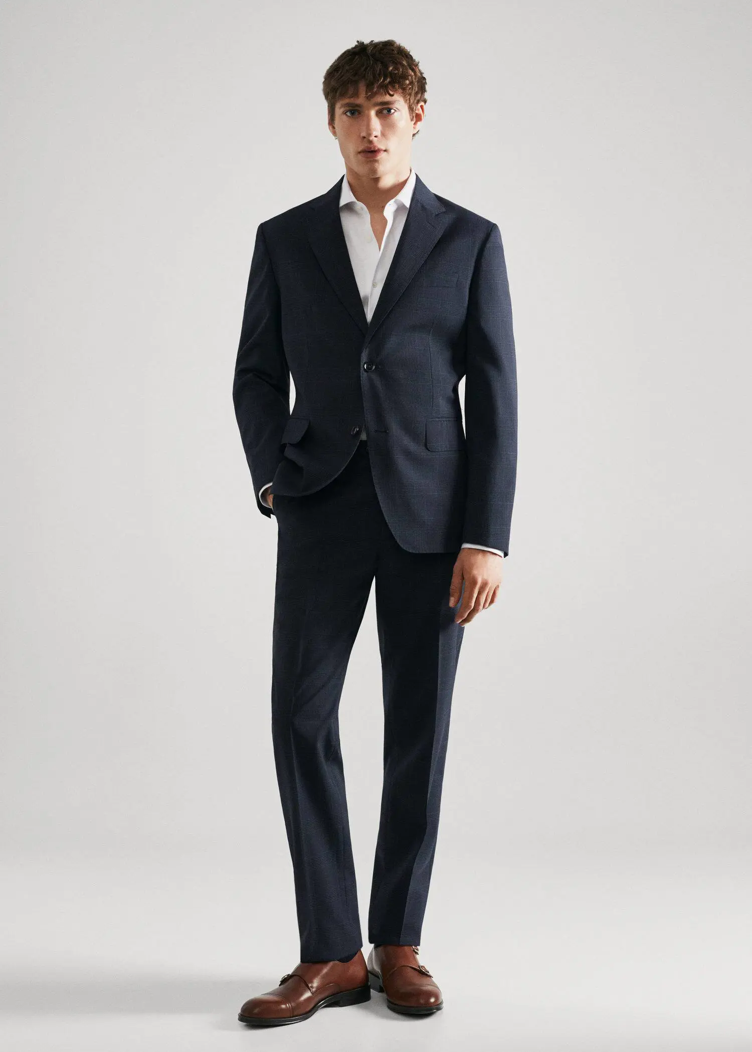 Mango Slim-fit textured cotton suit shirt. a man in a suit standing in front of a white wall. 