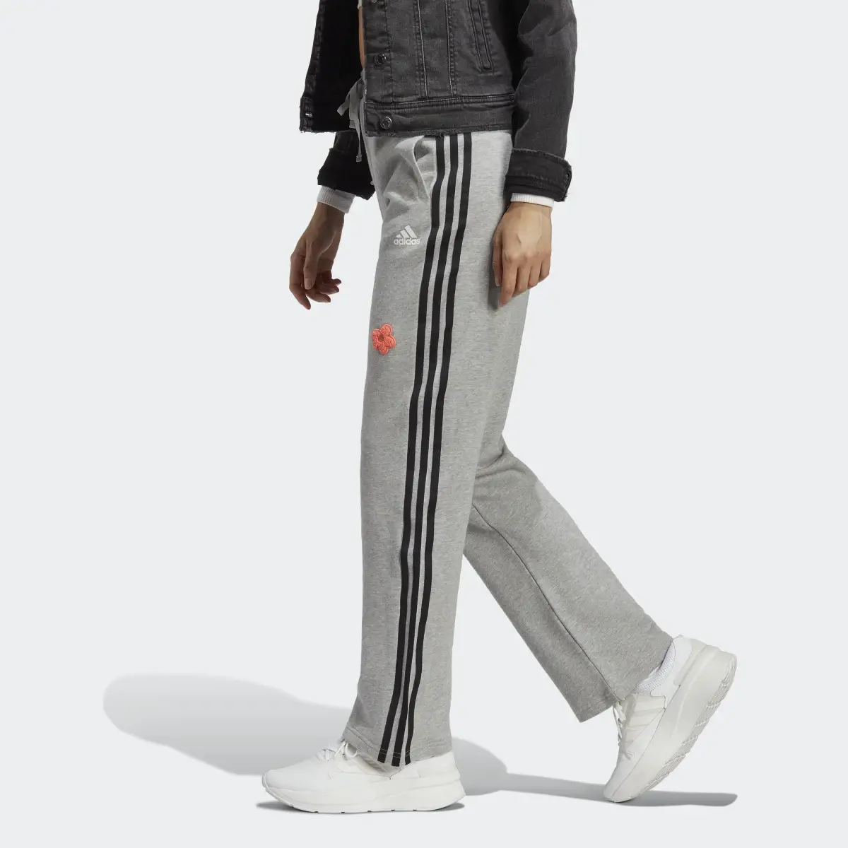 Adidas Pantaloni 3-Stripes High Rise Joggers with Chenille Flower Patches. 1