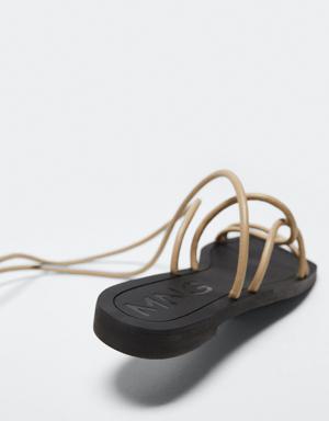 Criss-cross straps sandals