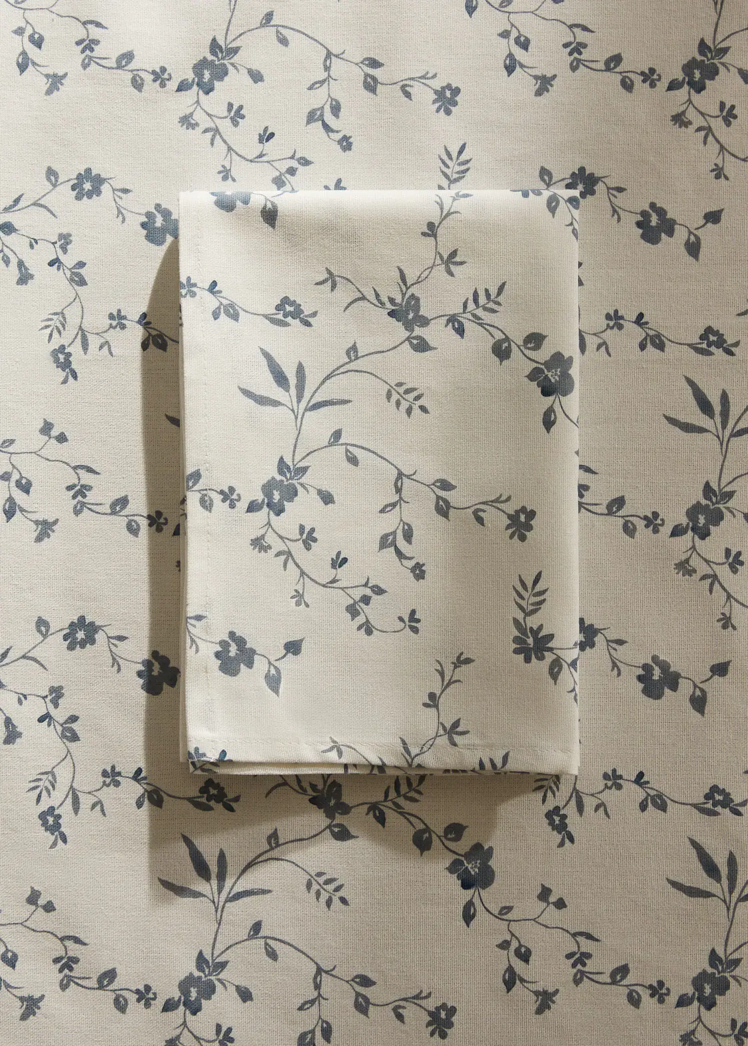 Mango Floral-print cotton napkin. 1