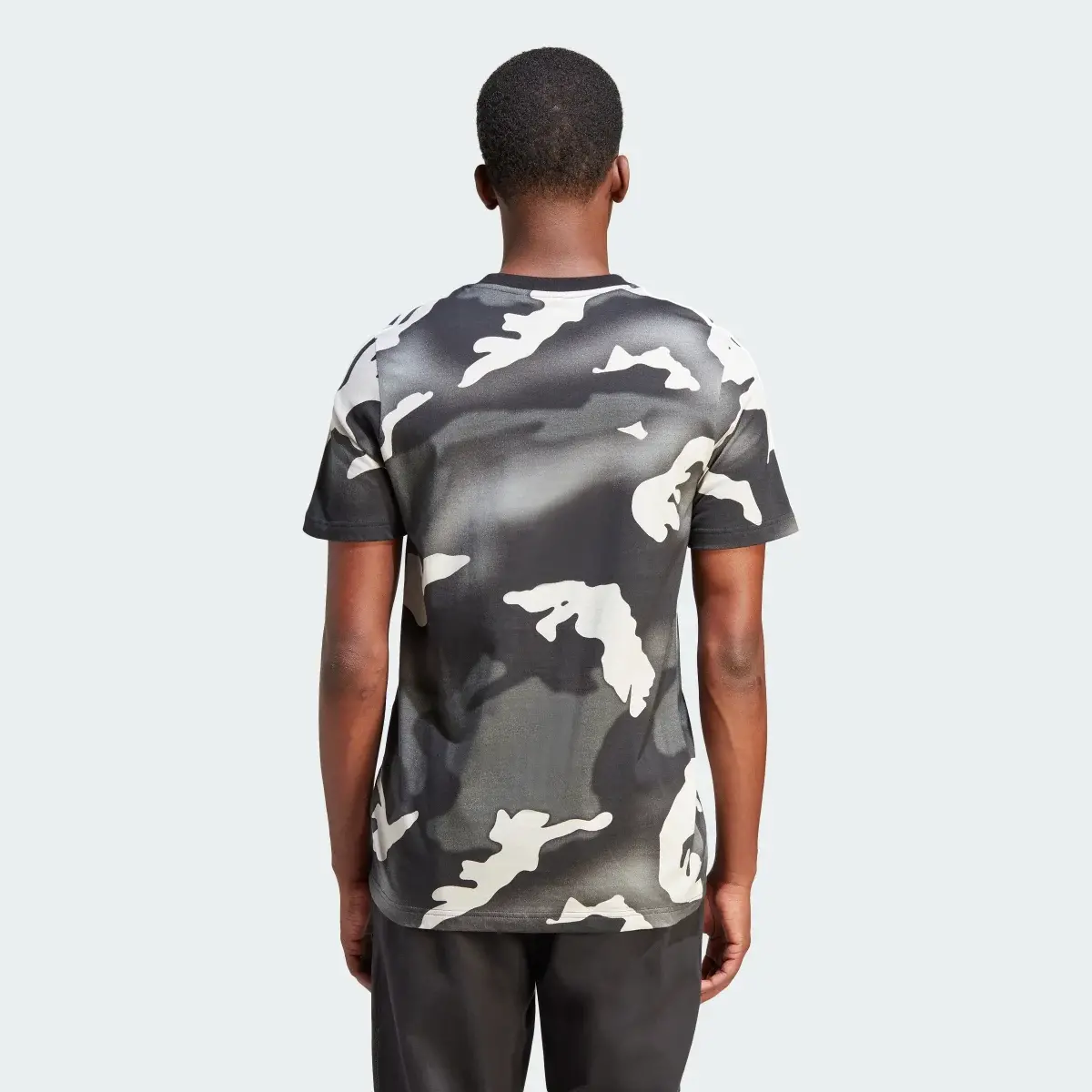 Adidas T-shirt graphique à imprimé camouflage intégral. 3