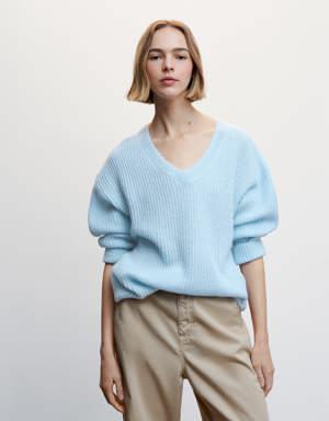 Prążkowany sweter z dekoltem w szpic