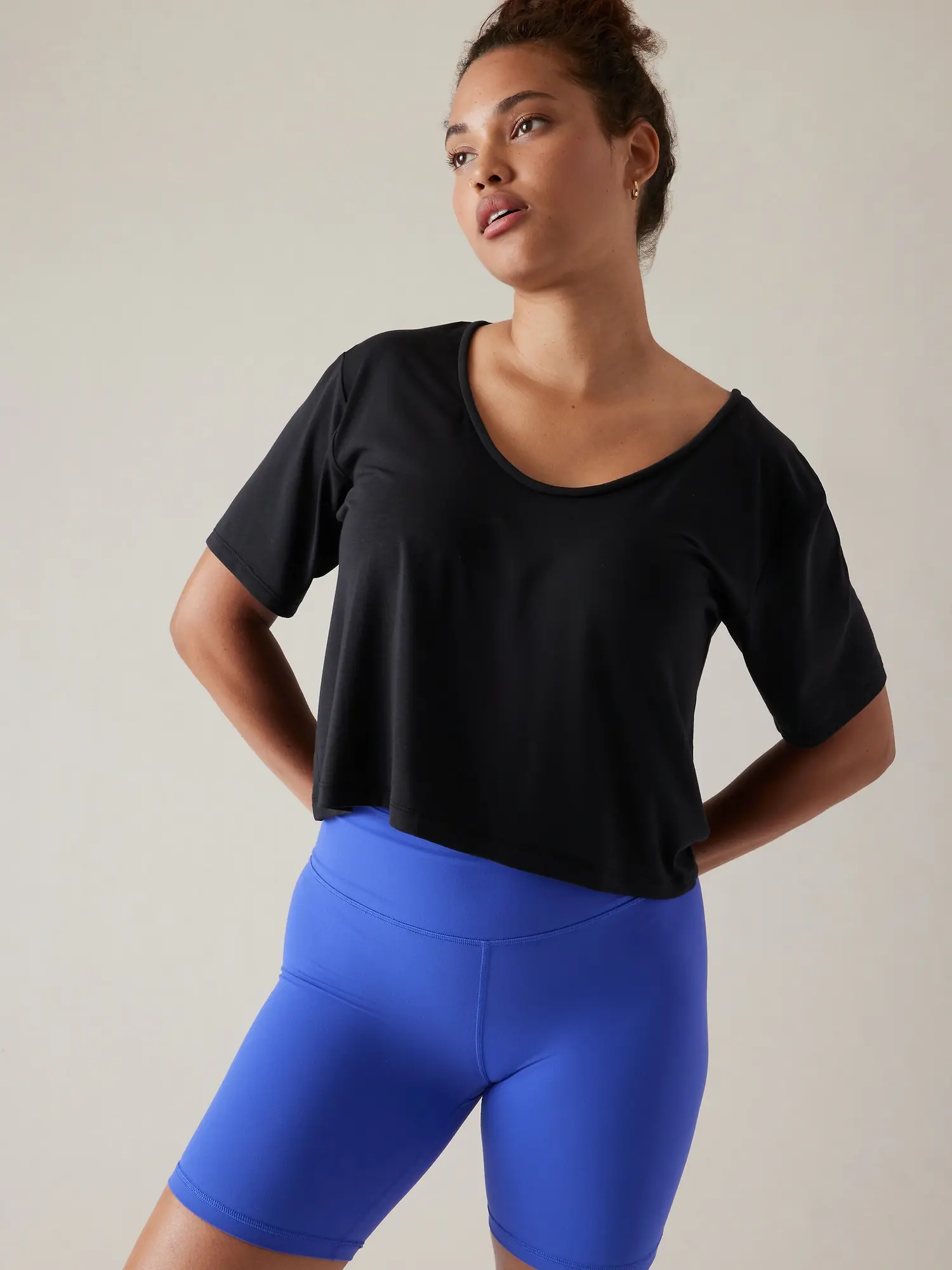 Athleta Essence Explore Crop Tee black. 1