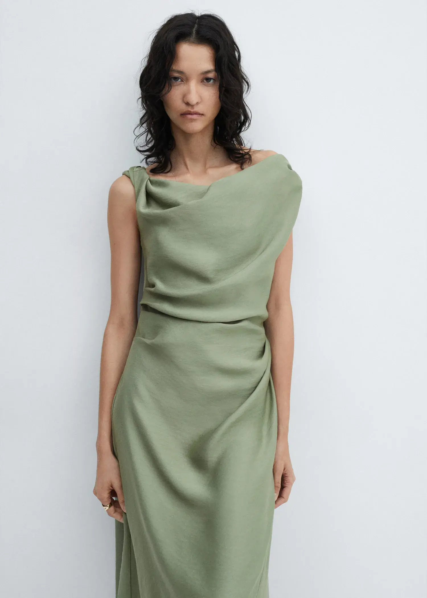 Mango Asymmetrisches Kleid mit Raffdetails. 2