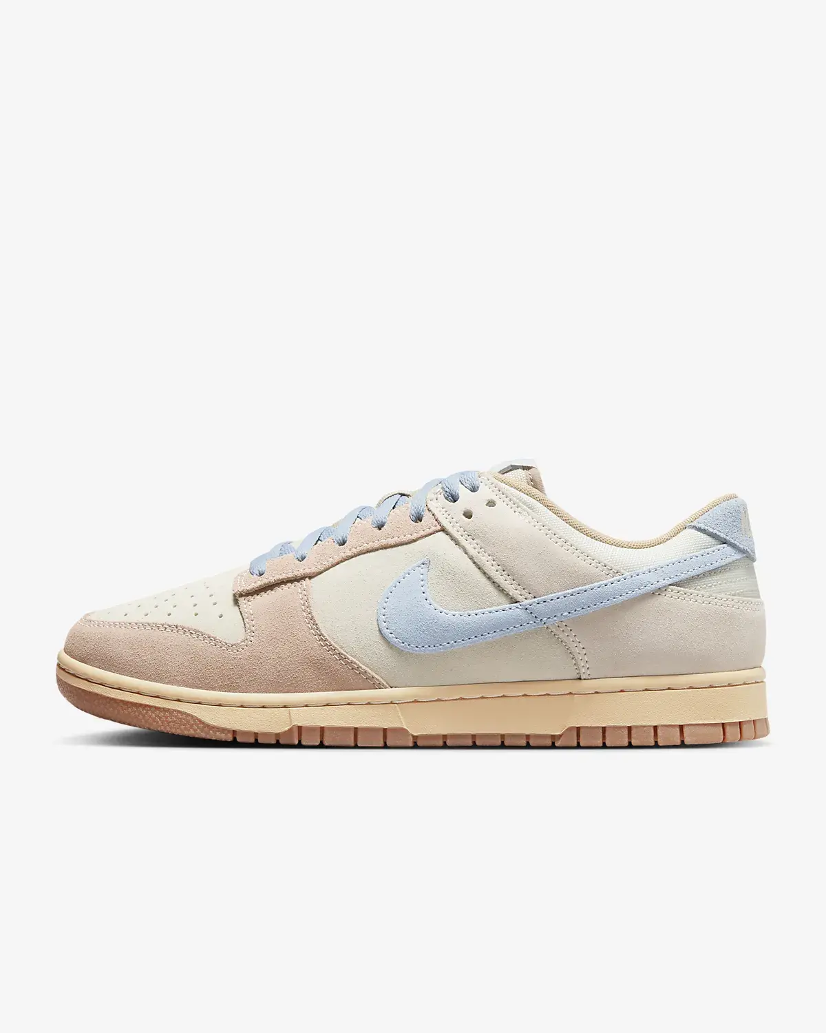 Nike Dunk Low. 1