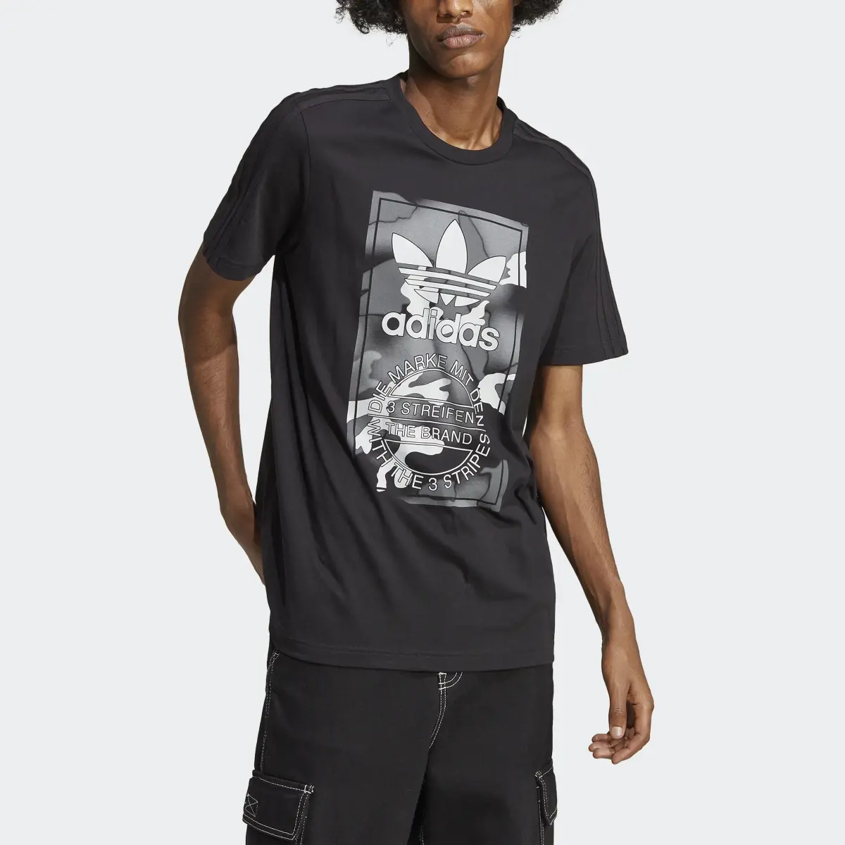 Adidas T-shirt languette graphique à motif camouflage. 1