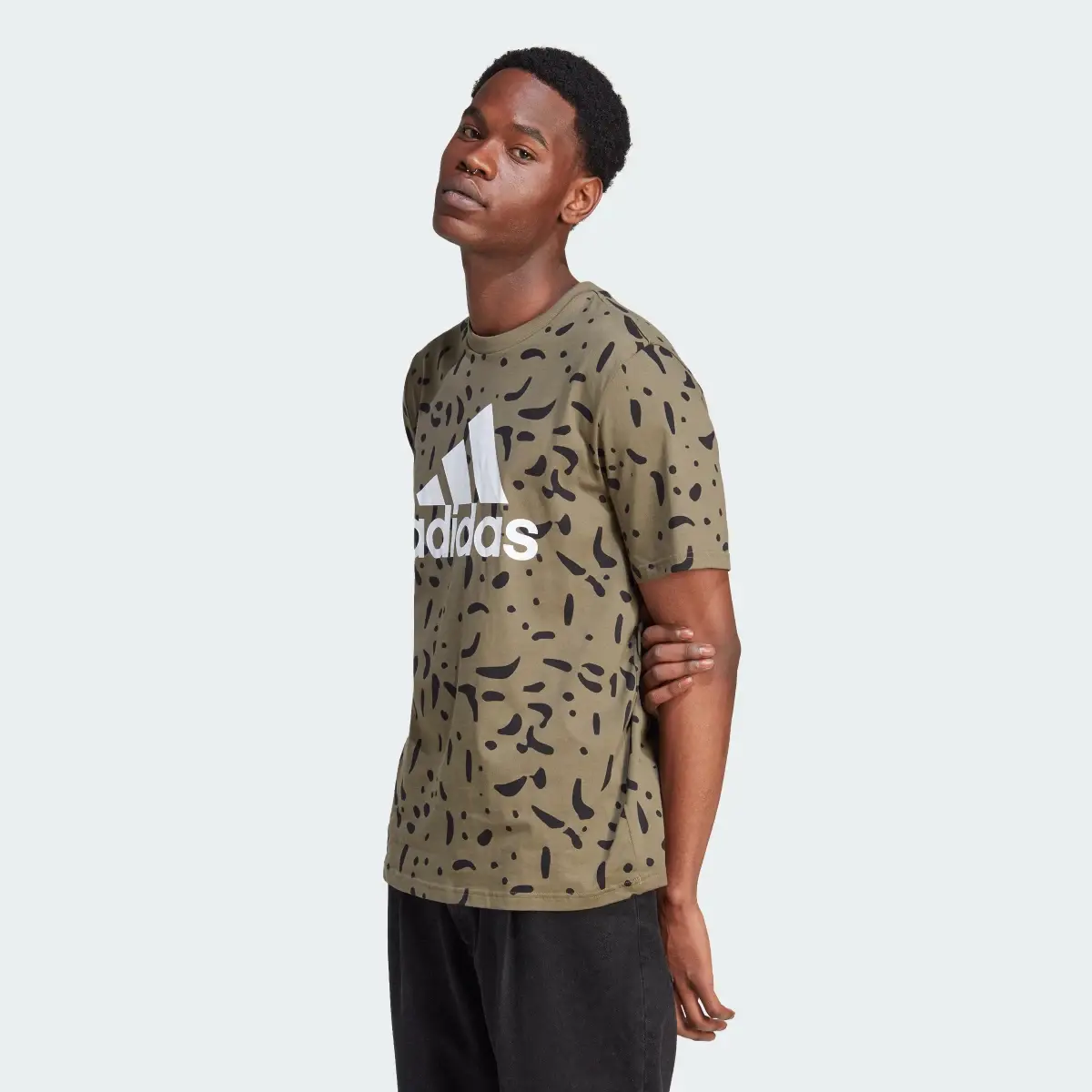 Adidas Playera Essentials Single Jersey Big Logo Allover Print. 2