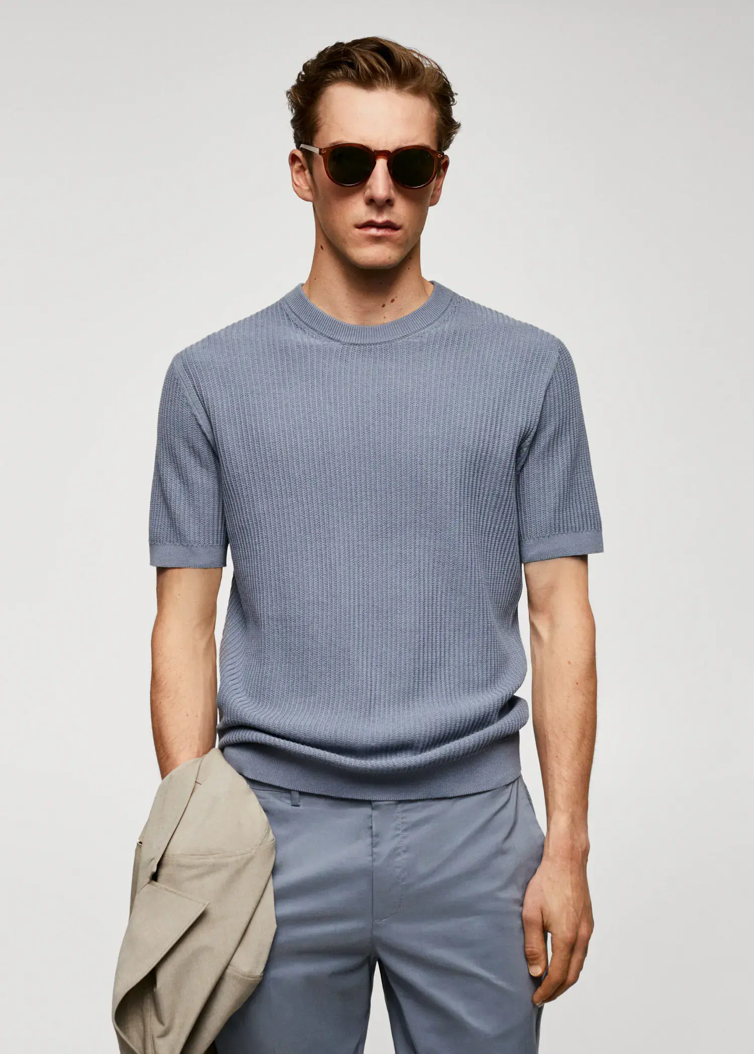 Mango 100% cotton t-shirt with ribbed structure. a man wearing a gray sweater and sunglasses. 