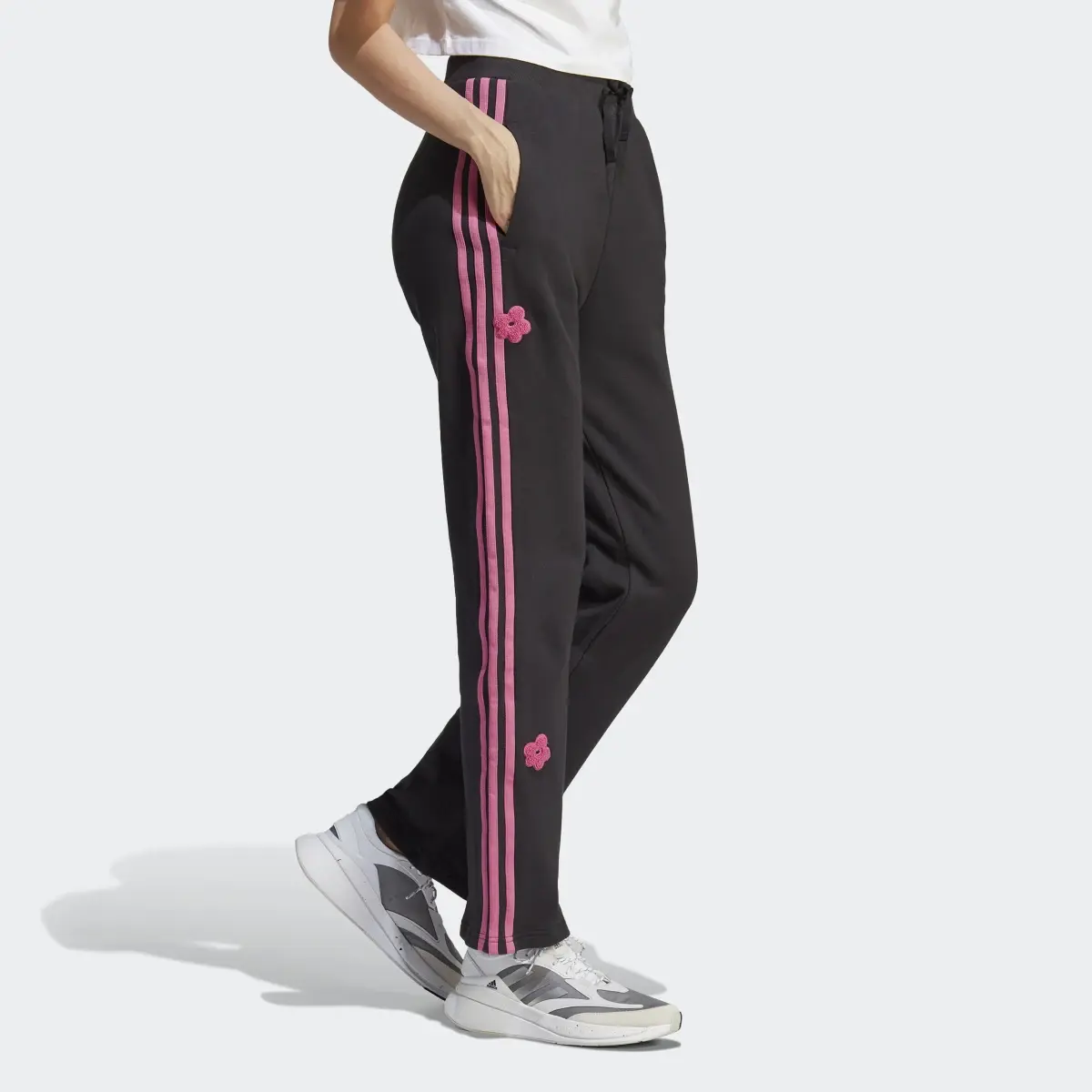 Adidas Pantalon sportswear à 3 bandes taille haute avec patchs floraux en chenille. 3