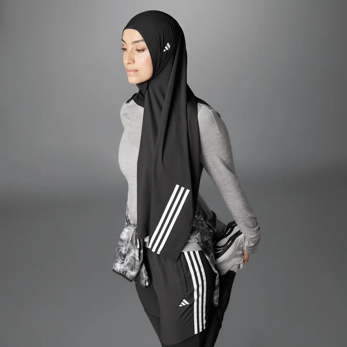 Adidas Hijab Own the Run 3-Stripes. 1