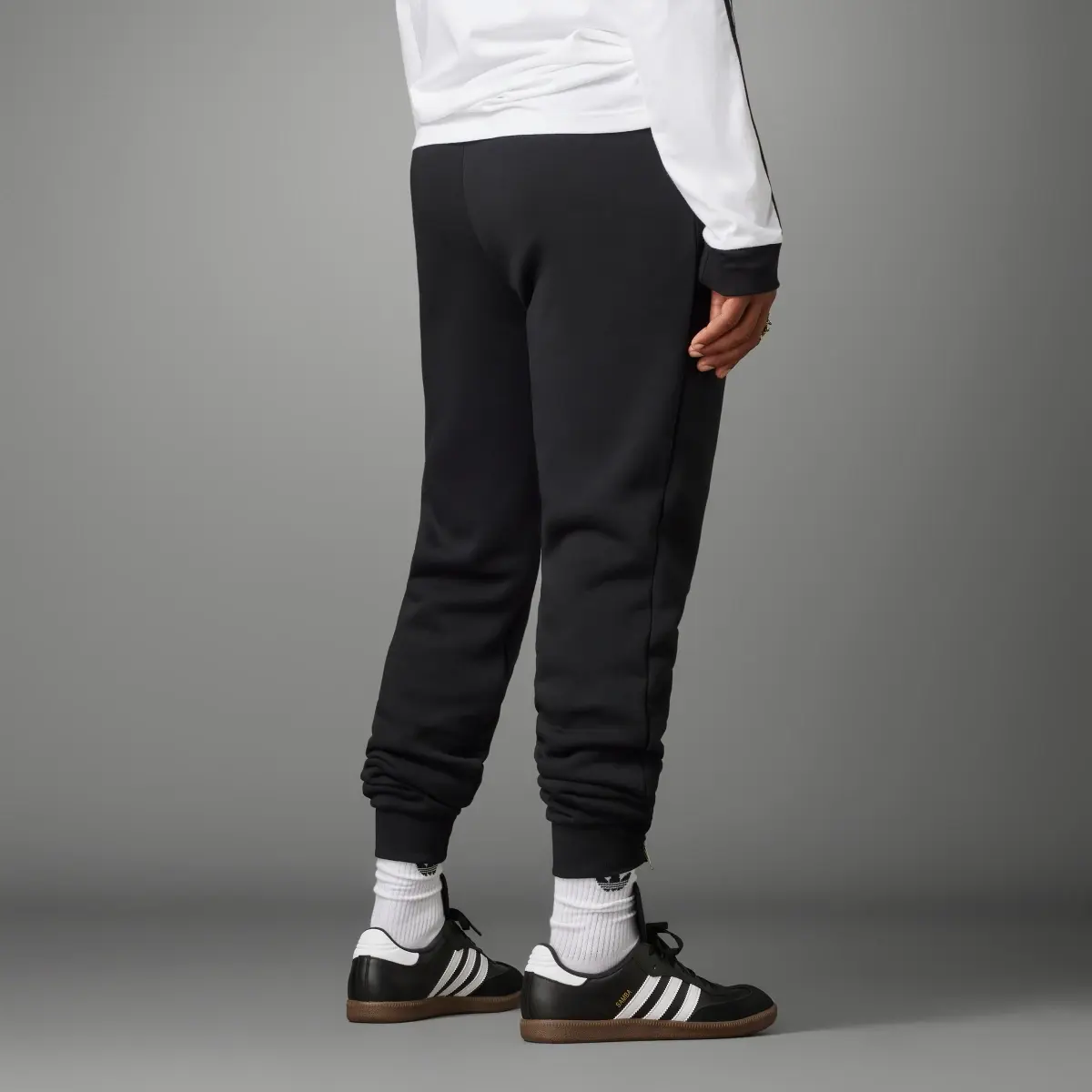 Adidas Spodnie Manchester United Essentials Trefoil. 2