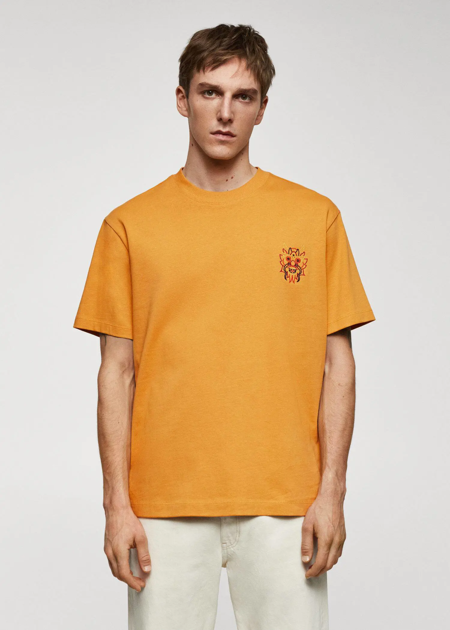Mango T-Shirt aus 100 % Baumwolle mit Muster auf der Brustpartie. 1