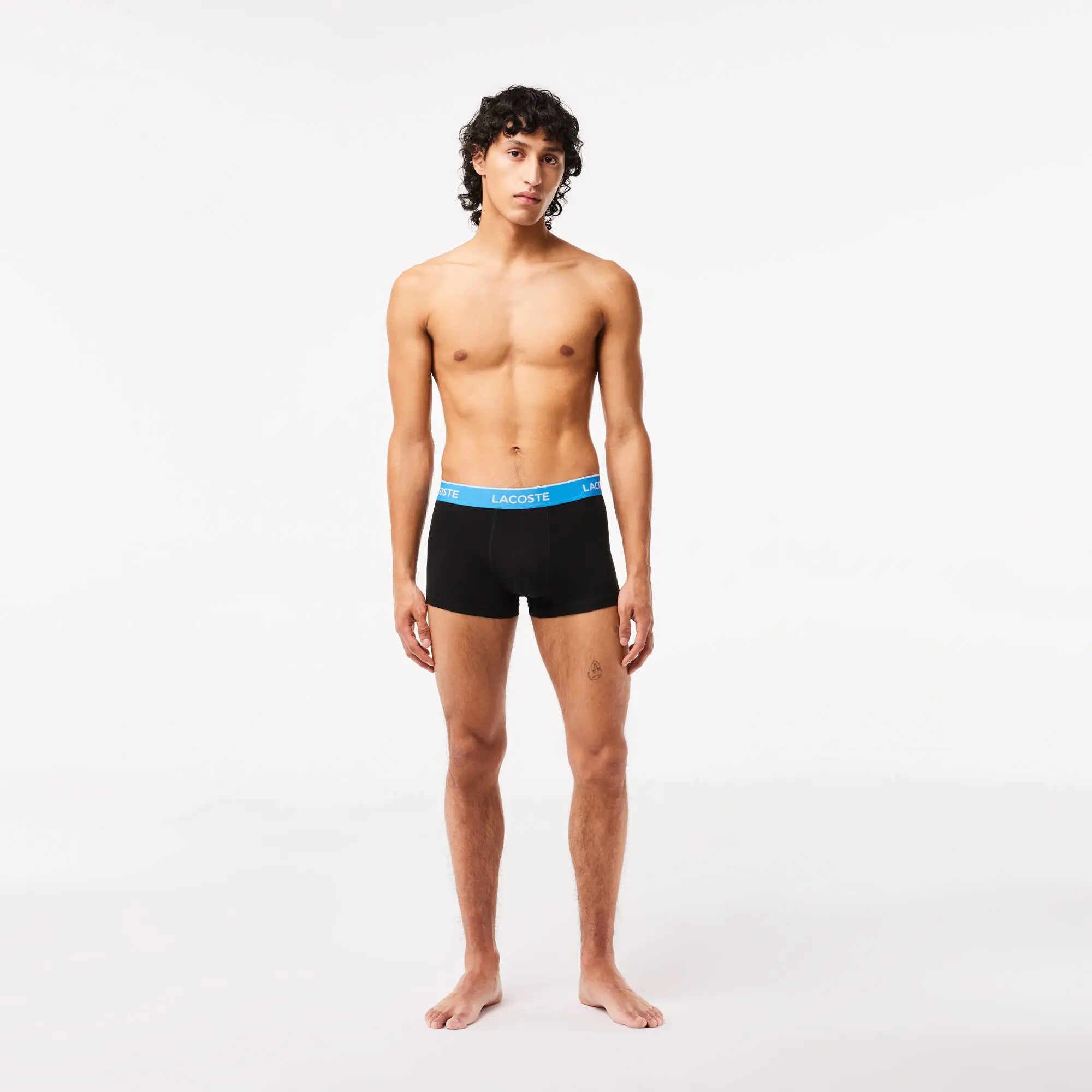 Lacoste Pack de 3 cuecas tipo boxers justos casuais em azul-marinho com cós em contraste. 1