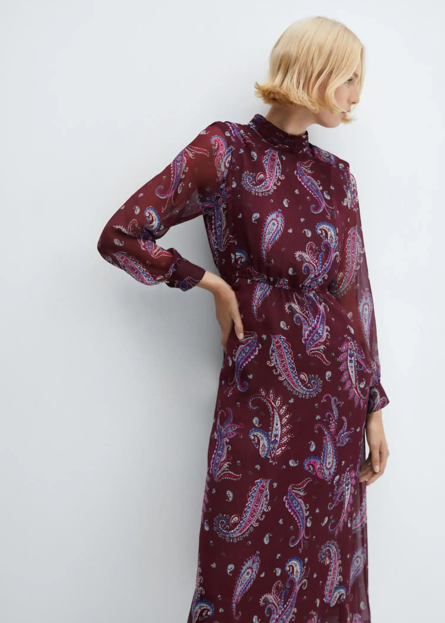 Mango Fließendes Kleid mit Paisley-Muster. 2