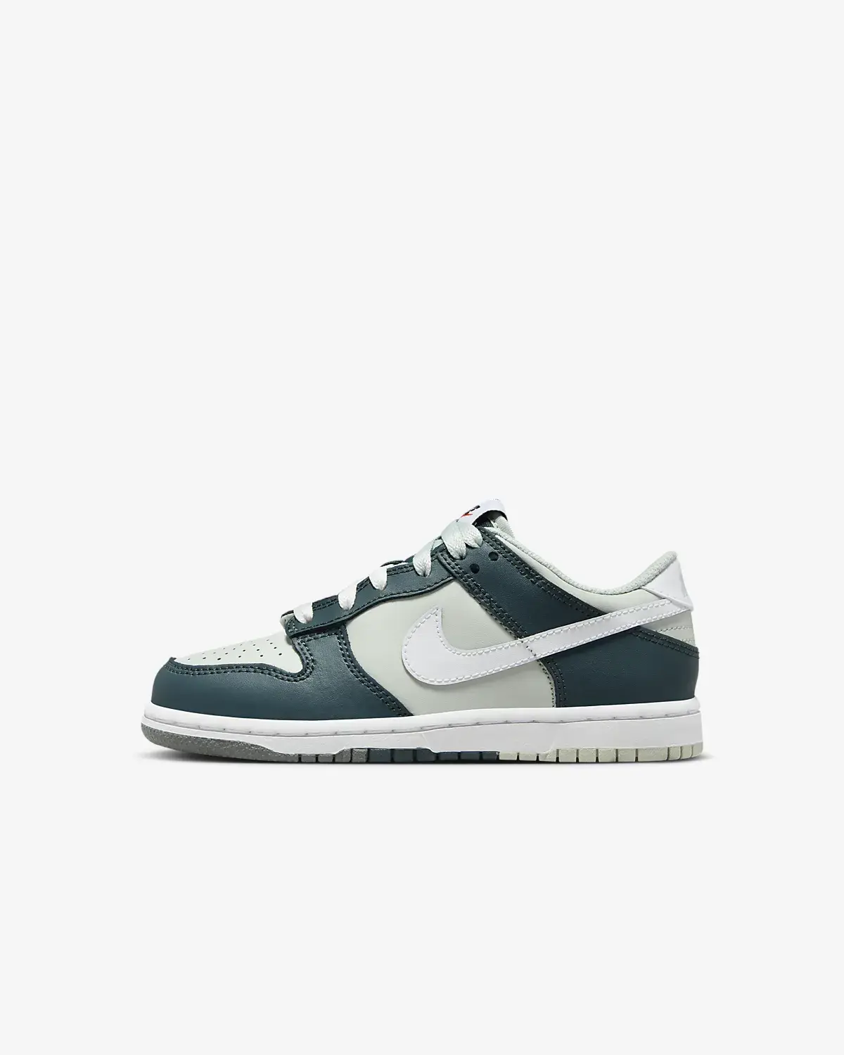 Nike Dunk Low. 1