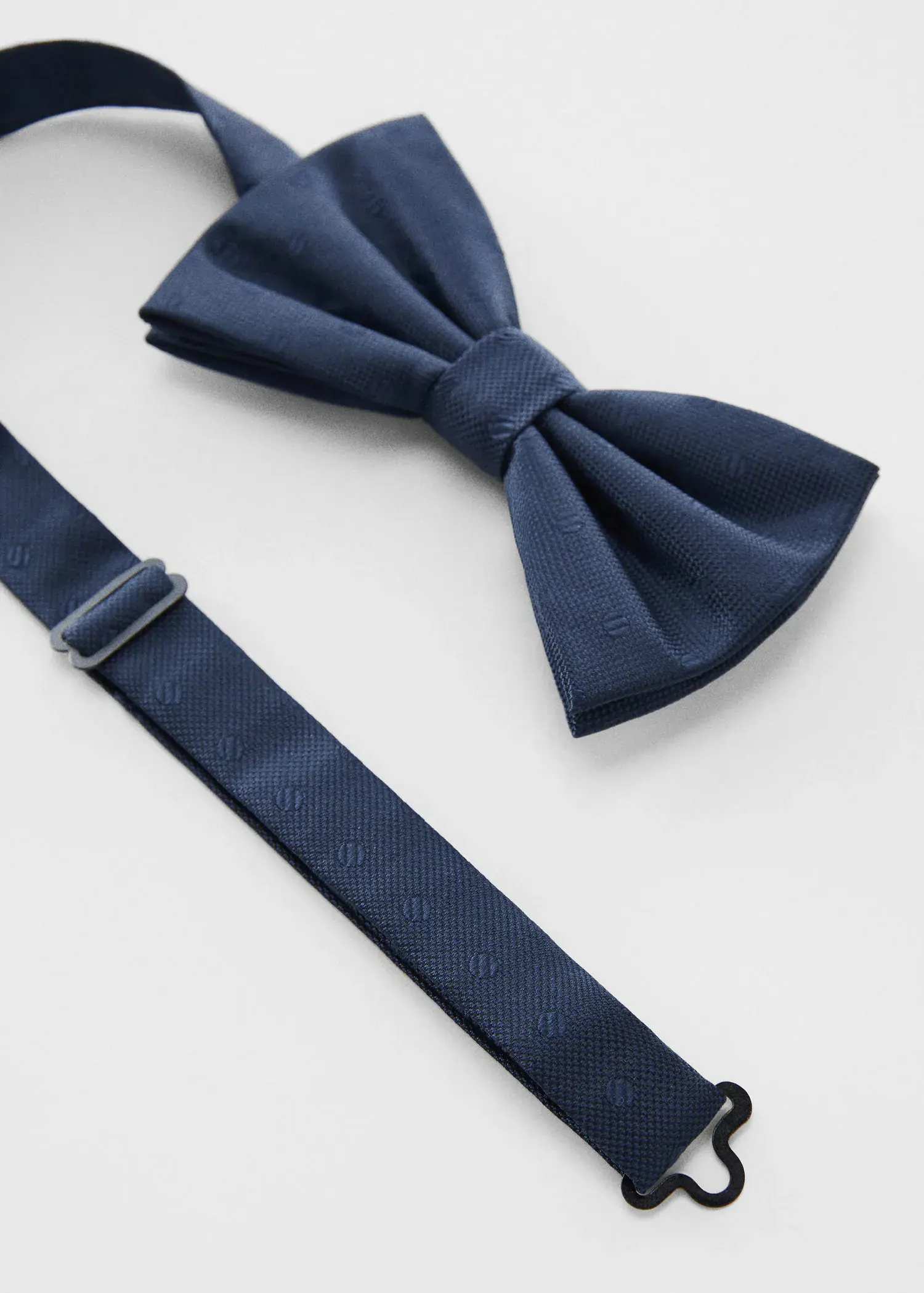 Mango Bow tie with polka-dot structure. a blue bow tie and a blue strap. 