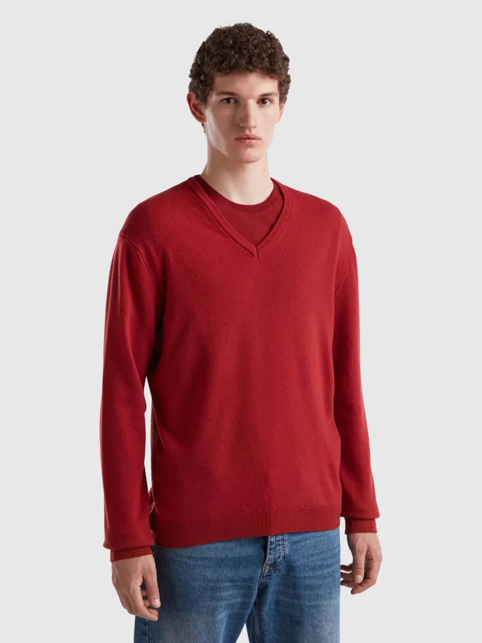 Benetton burgundy v-neck sweater in pure merino wool. 1