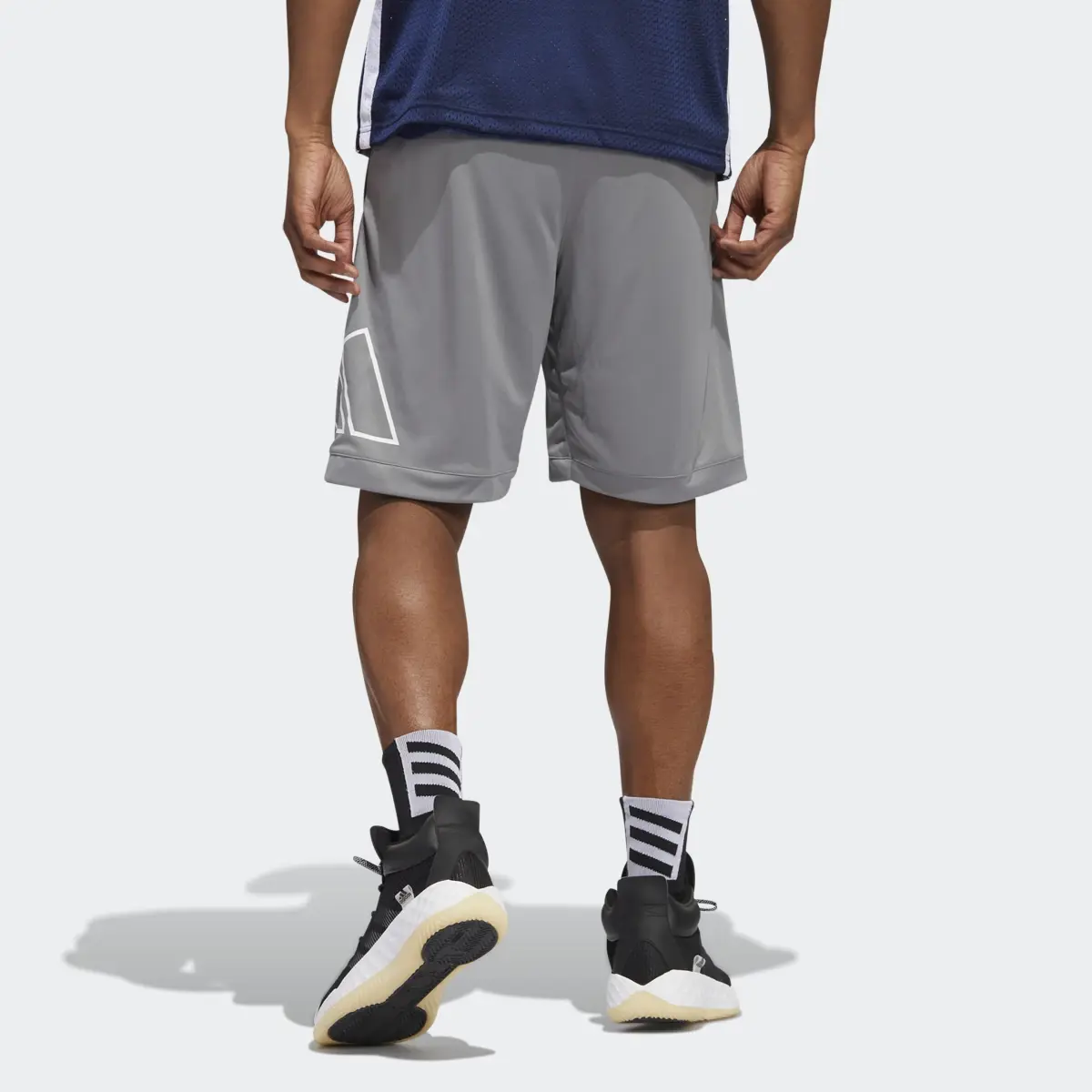 Adidas Shorts Big Logo. 2