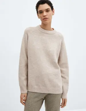 Round neck knit sweater