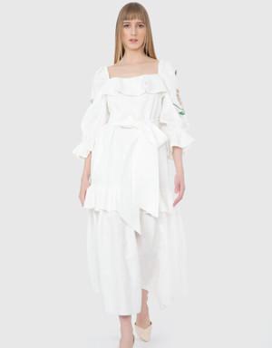 فستان أبيض طويل منقوش