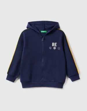 sweatshirt with "be" print