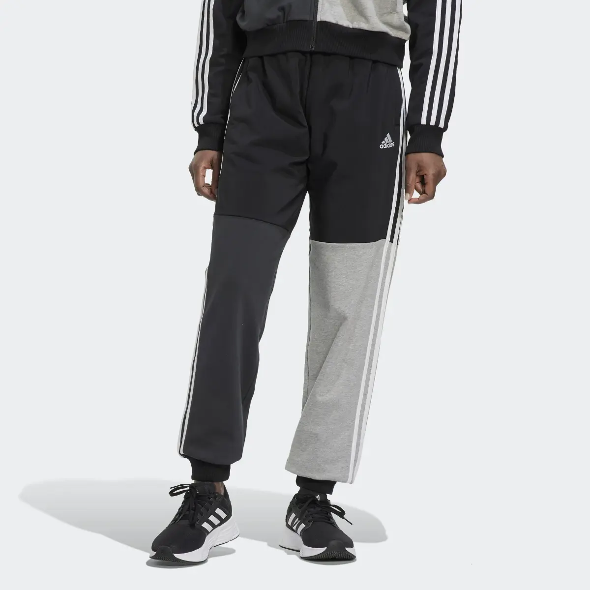 Adidas Pantaloni Essentials 3-Stripes Colorblock Oversized Joggers. 1