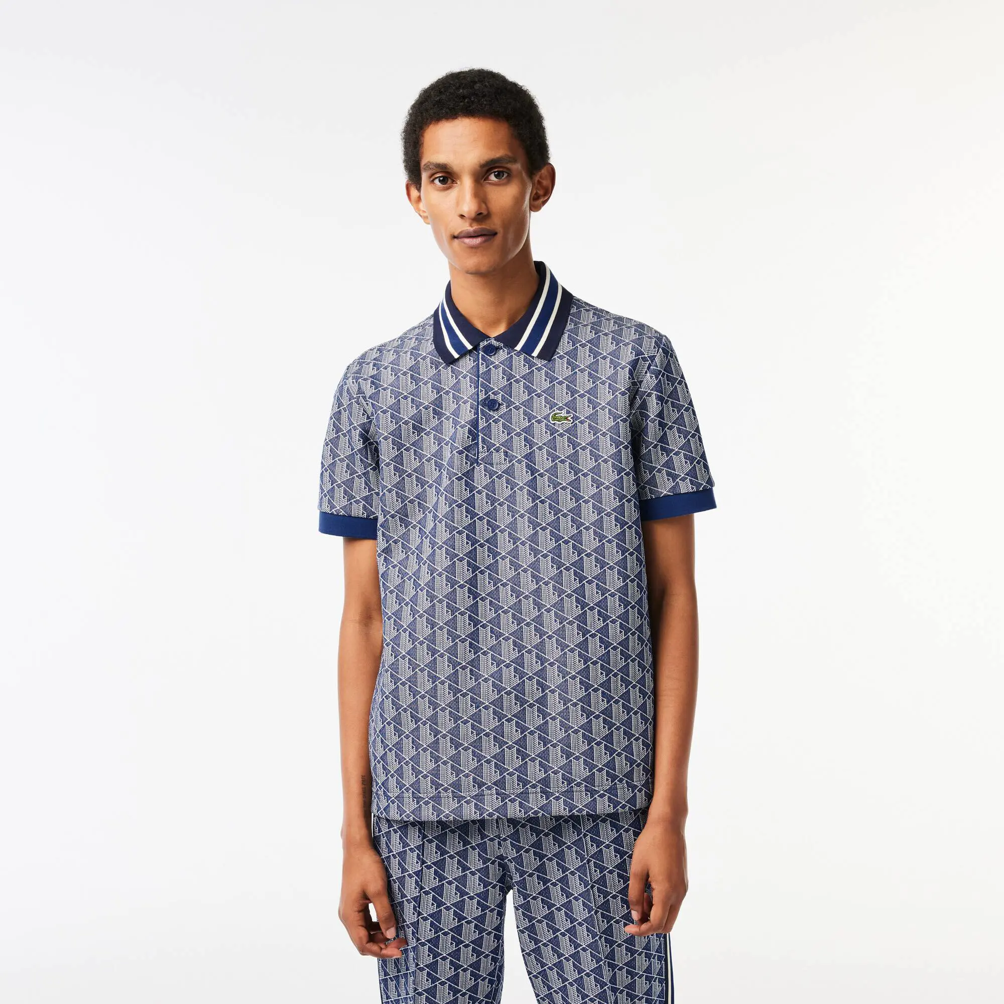 Lacoste Poloshirt mit Kontrastkragen und Monogramm-Motiv. 1