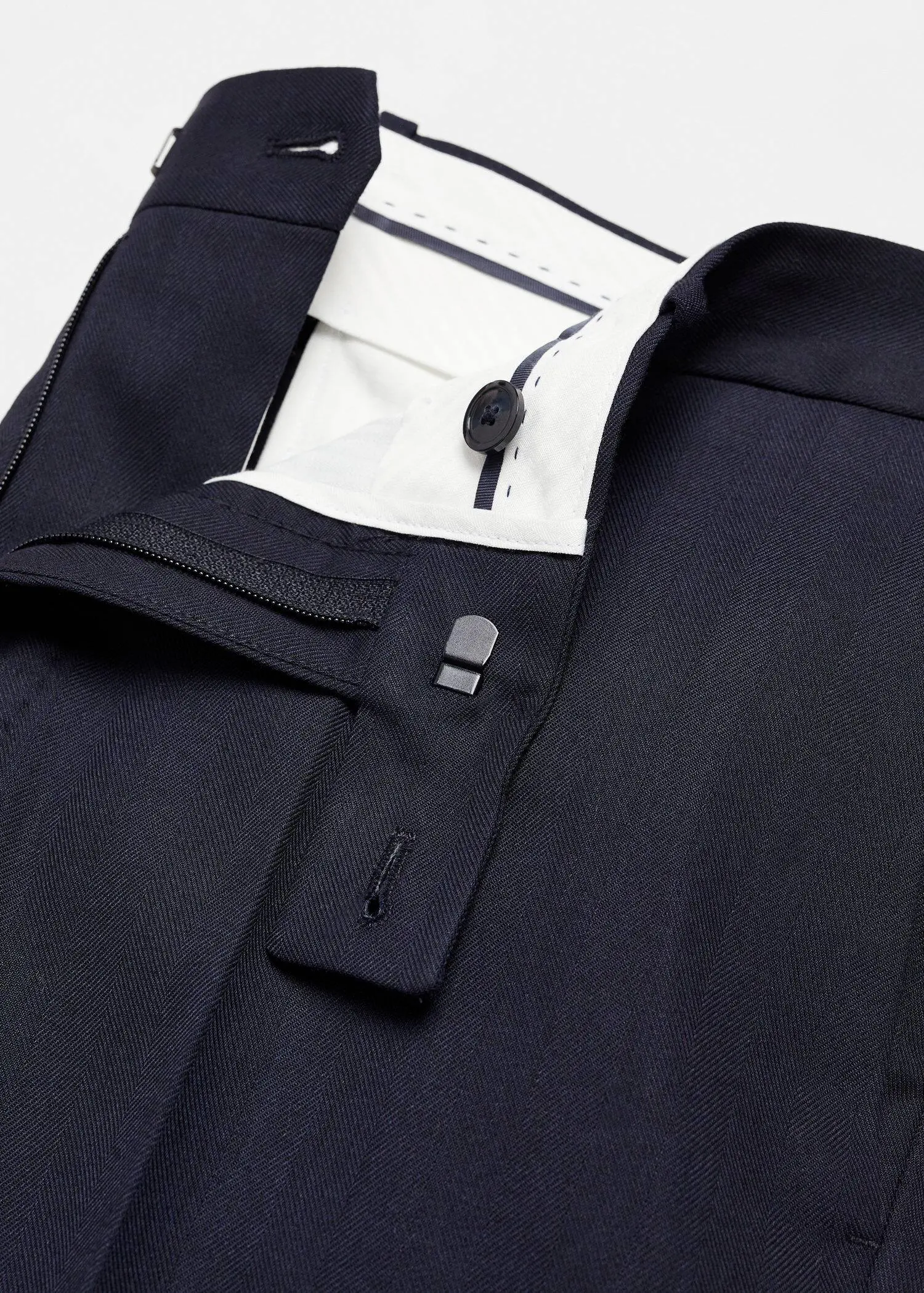Mango Slim Fit Anzughose aus Cool Wool-Gewebe. 2
