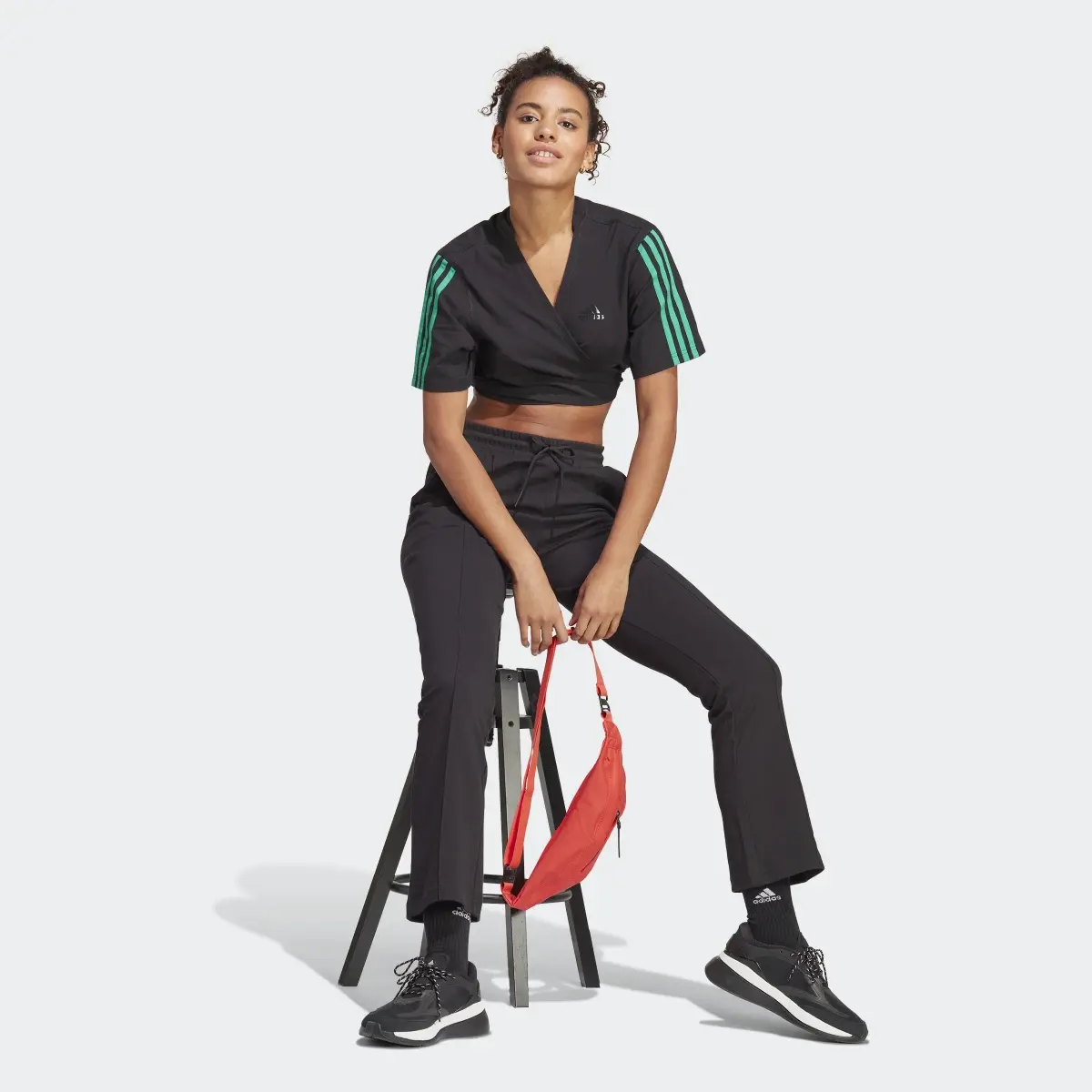 Adidas Pantalon taille haute avec jambes évasées et imprimé adidas intégral. 3