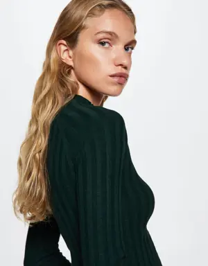Prążkowany sweter z dekoltem pod szyję