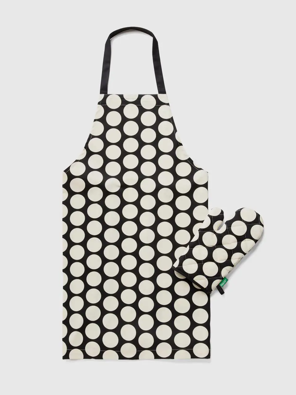 Benetton apron and glove set with white polka dots. 1