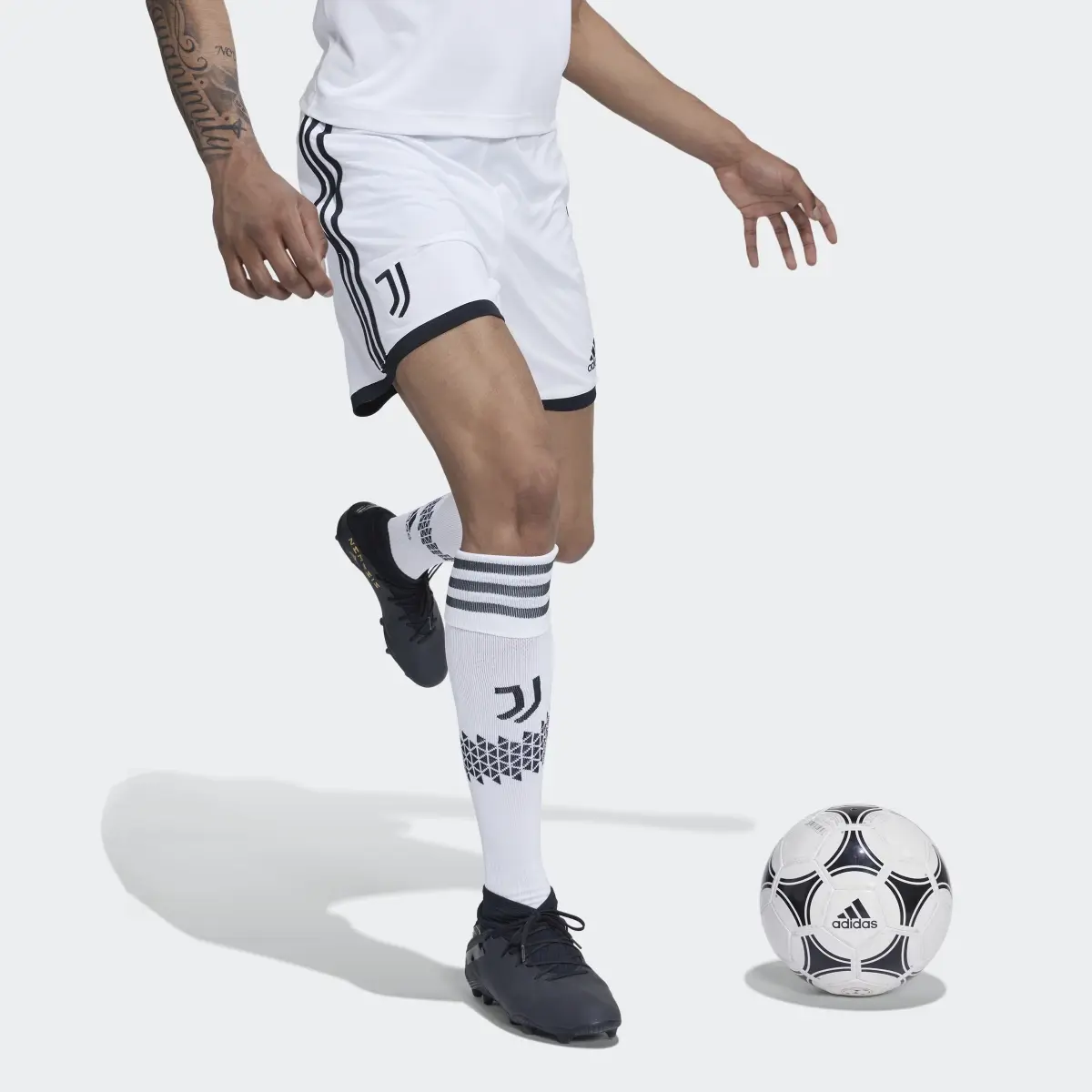 Adidas Juventus 22/23 İç Saha Şortu. 3