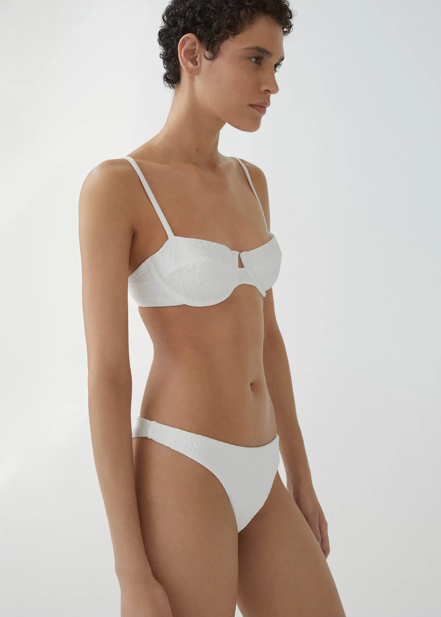 Mango Brasilianischer Bikini-Slip mit Textur. 2