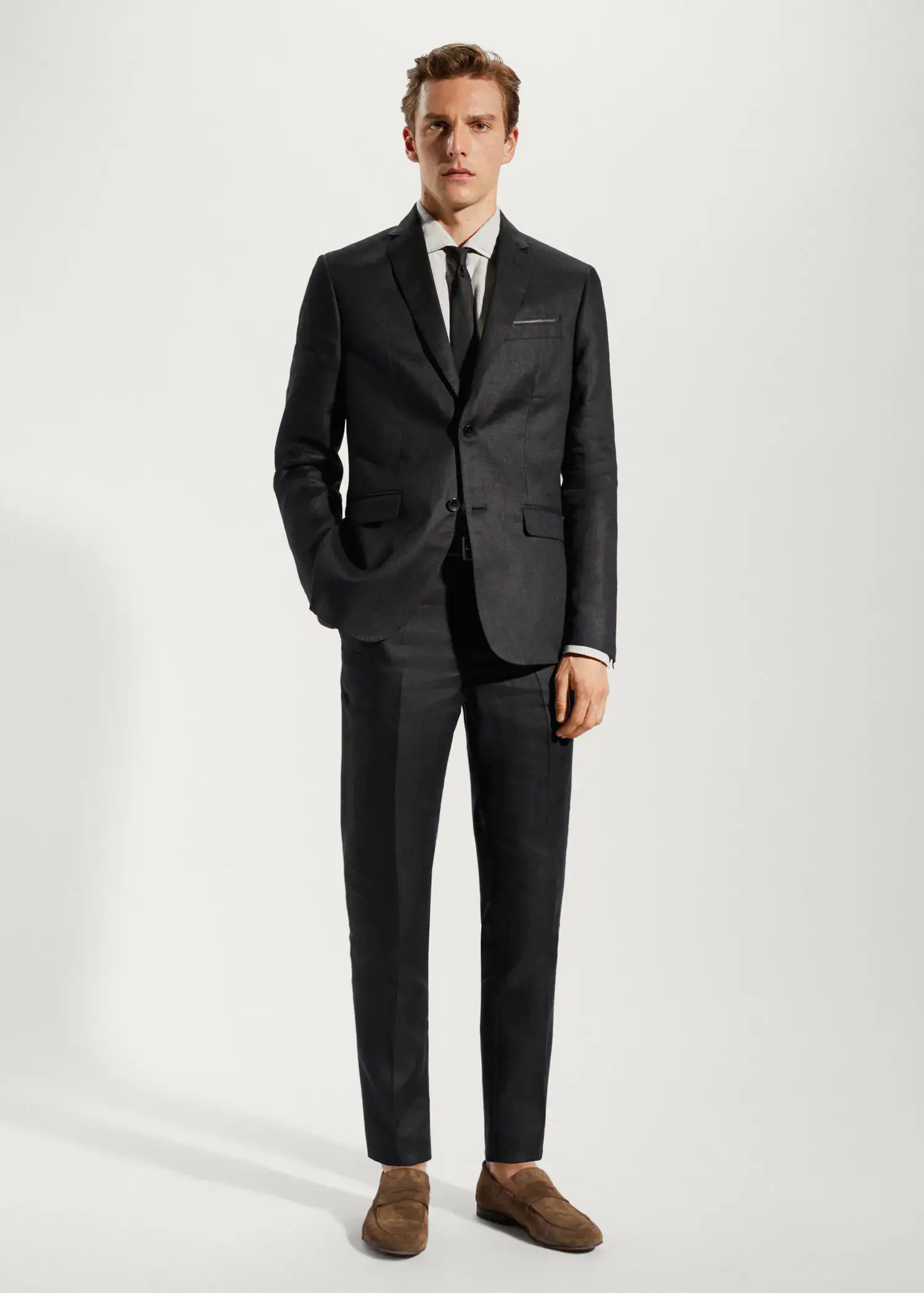 Mango Blazer suit 100% linen. a man in a suit and tie standing in front of a white wall. 