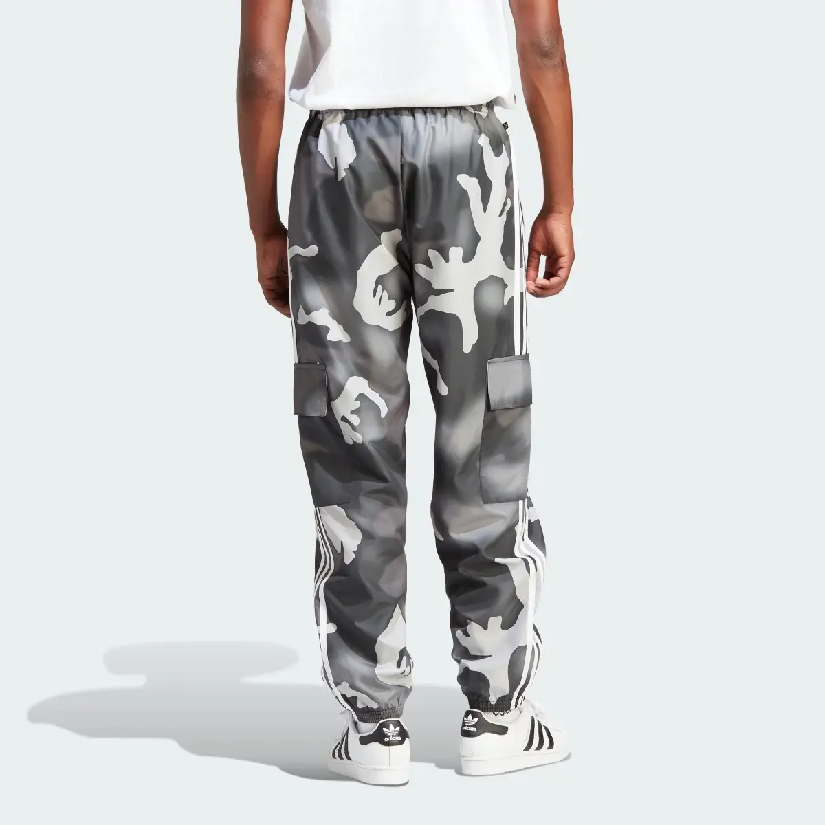 Adidas Pantalon cargo graphique à imprimé camouflage. 2
