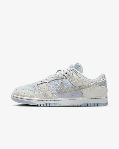 Nike Dunk Low. 1