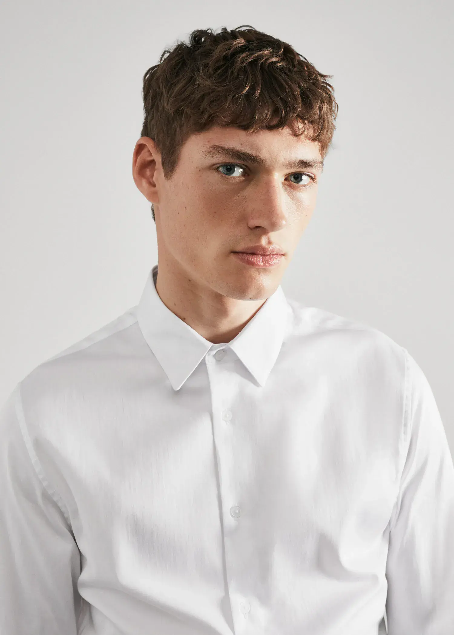 Mango Super slim-fit poplin suit shirt. a young man wearing a white shirt and a black shirt. 
