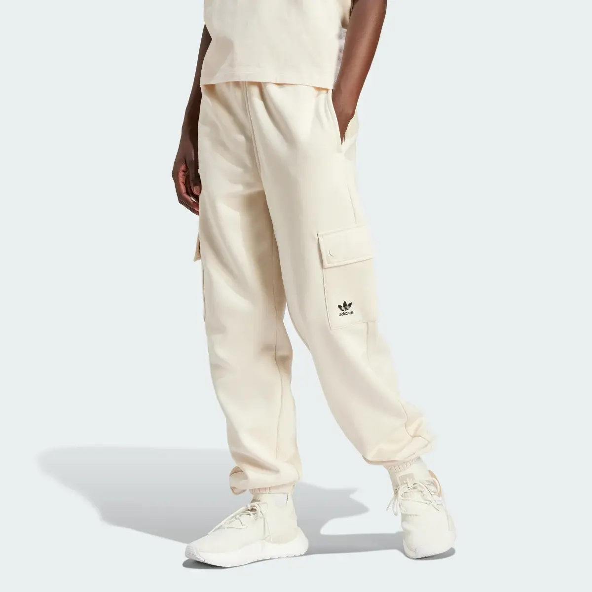 Adidas Pantaloni Essentials Fleece Cargo Jogger. 1