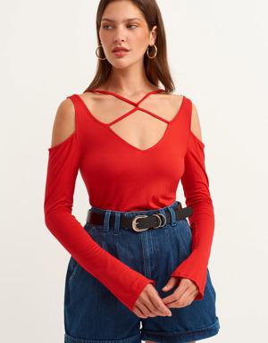 Kırmızı Yakası Çapraz Biye Detaylı T-shirt
