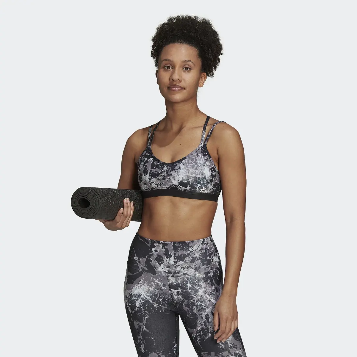 Adidas Brassière imprimé intégral Yoga Essentials Studio Maintien léger. 2