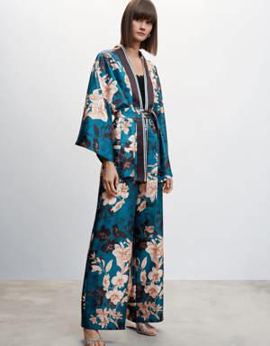 Kimono w kwiaty wiązane w talii