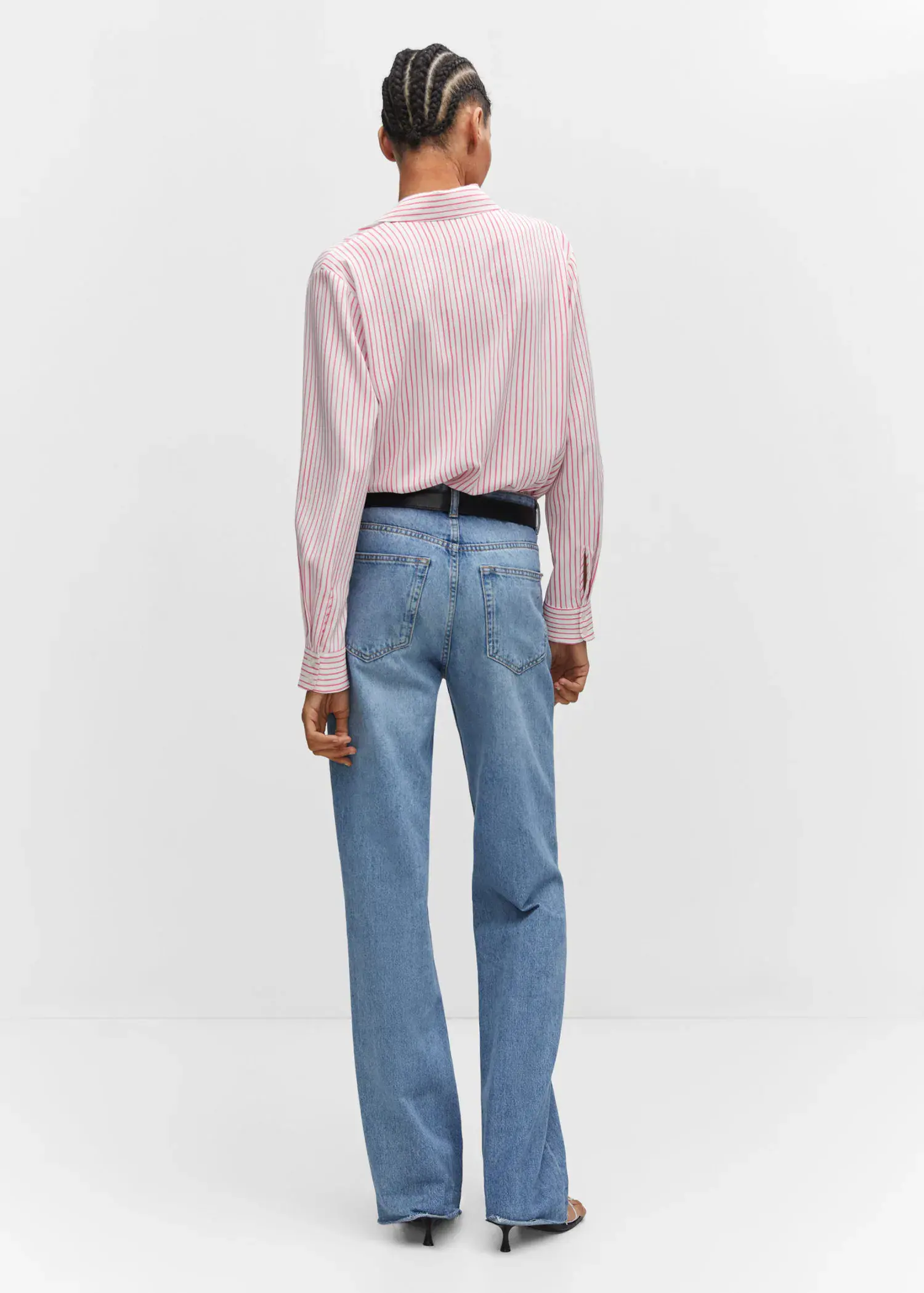 Mango Regular flowy shirt. a man in a pink shirt and blue jeans. 