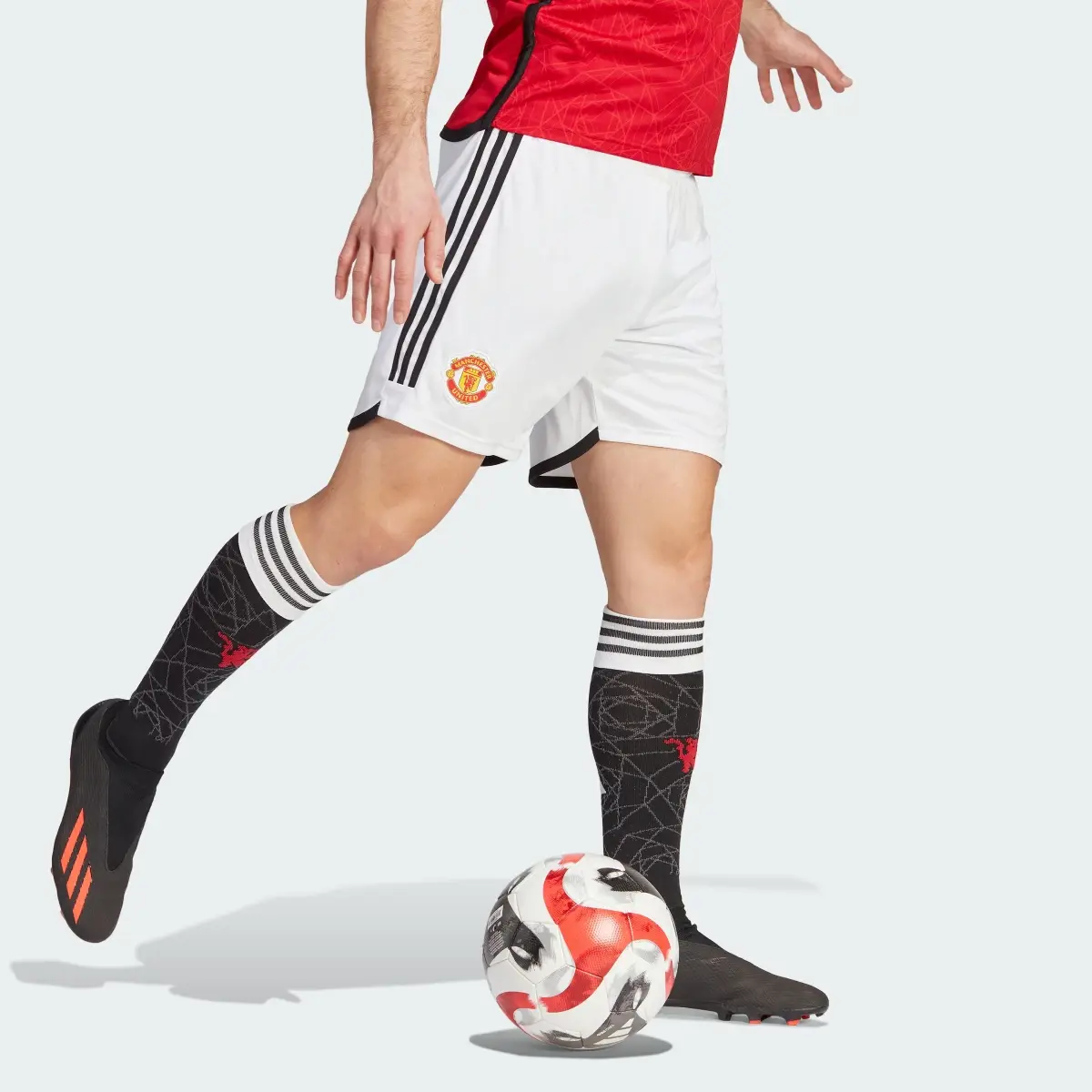 Adidas Pantalón corto primera equipación Manchester United 23/24. 3