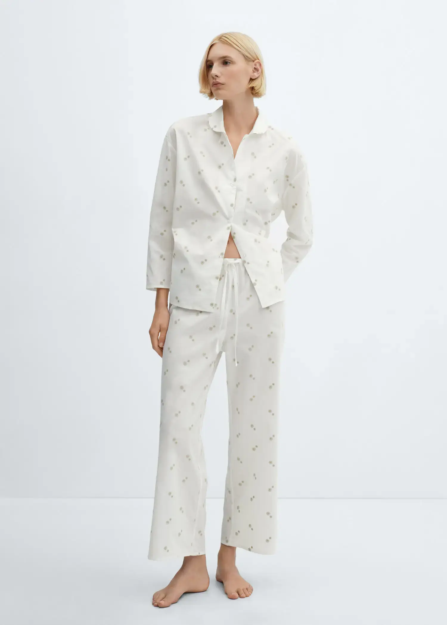 Mango Spodnie piżamowe z bawełny z kwiatowym haftem. 1