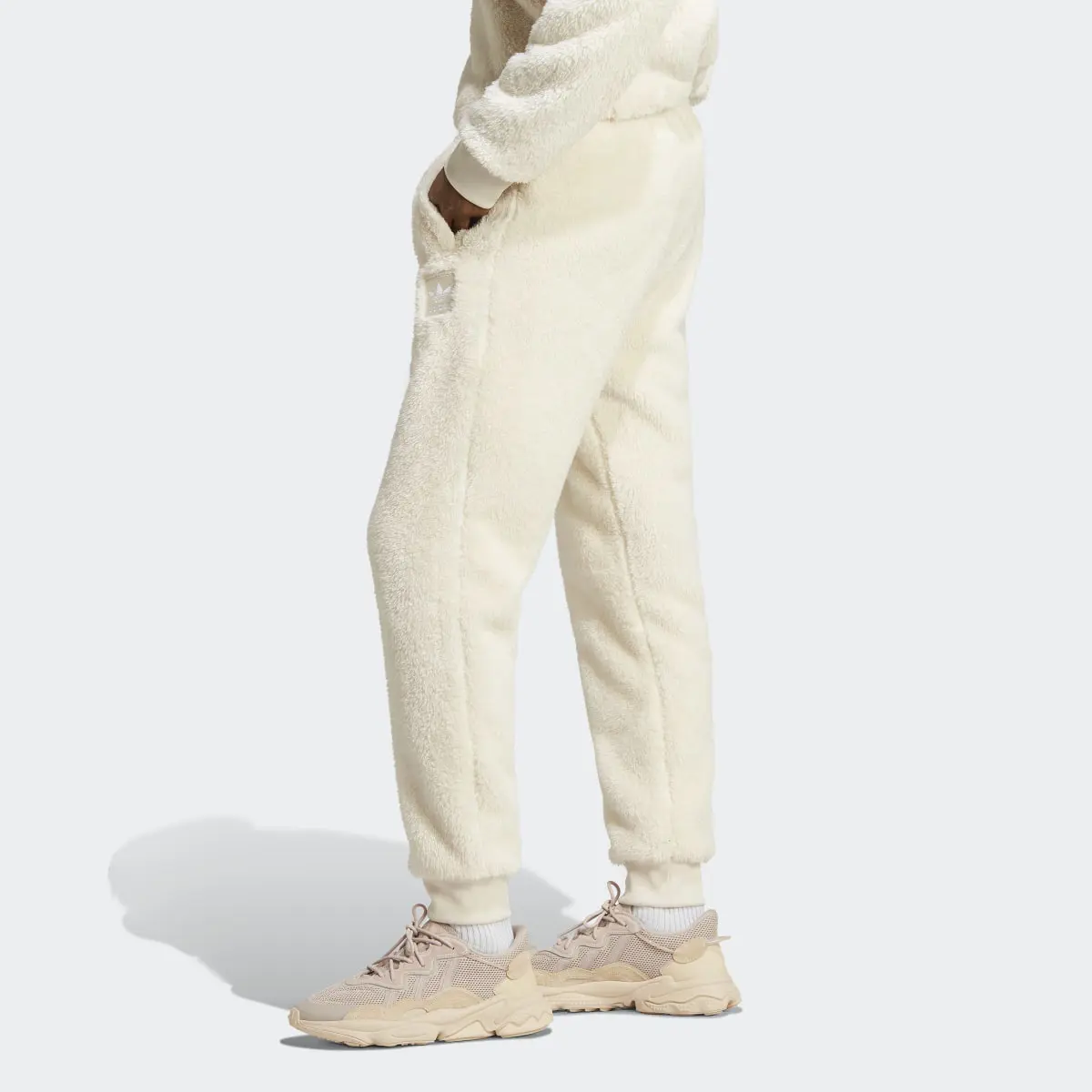 Adidas Pantalon de survêtement molleton Essentials+ Fluffy. 2