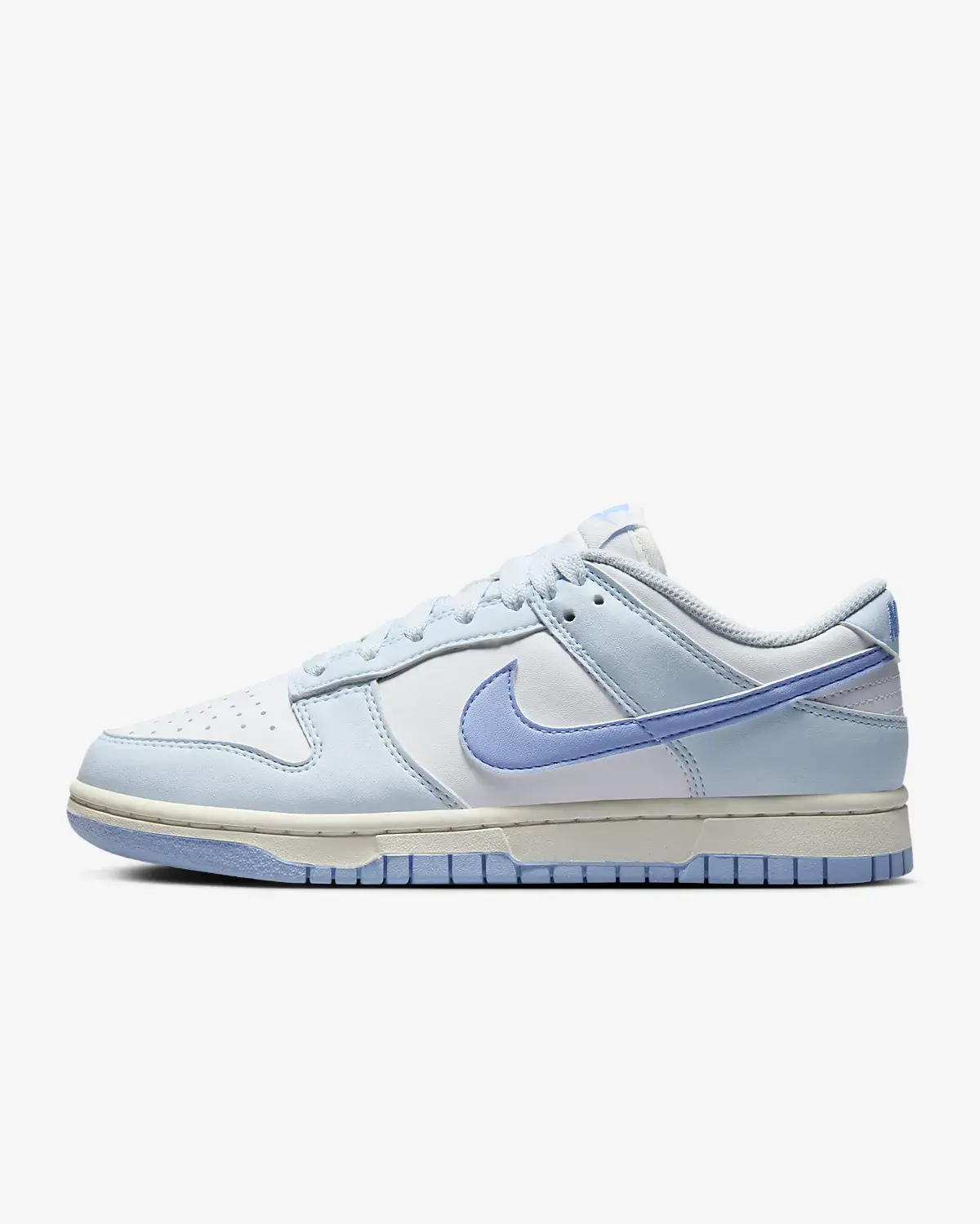 Nike Dunk Low. 1