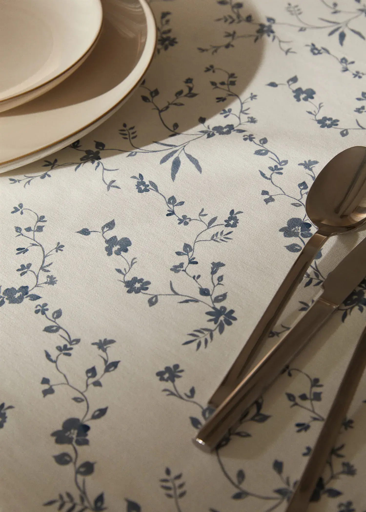 Mango Floral-print cotton tablecloth 170x170cm. 3
