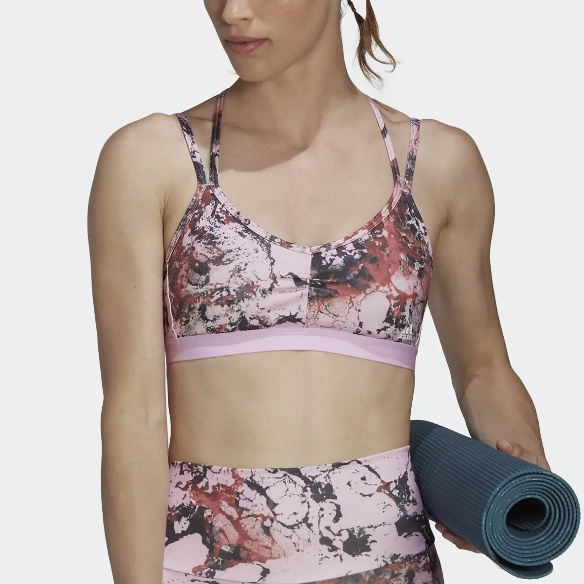 Adidas Brassière imprimé intégral Yoga Essentials Studio Maintien léger. 1