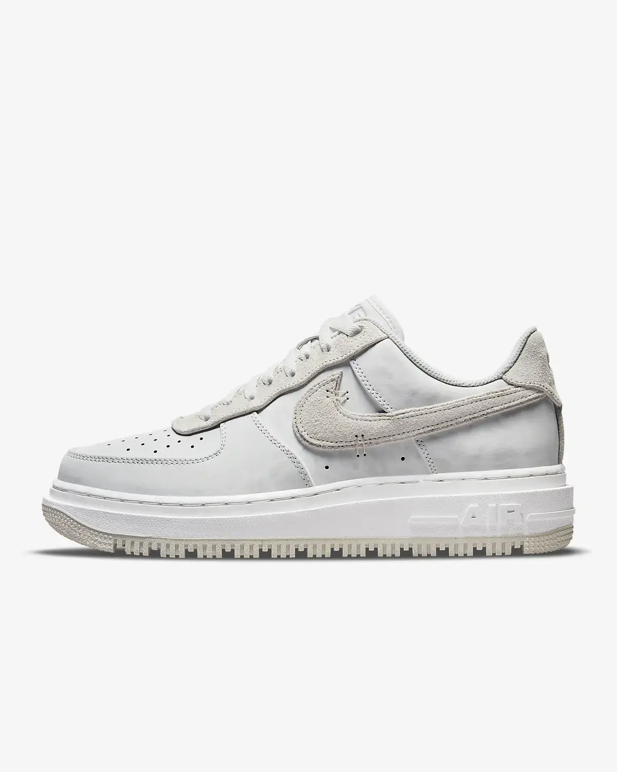 Nike Air Force 1 Luxe. 1