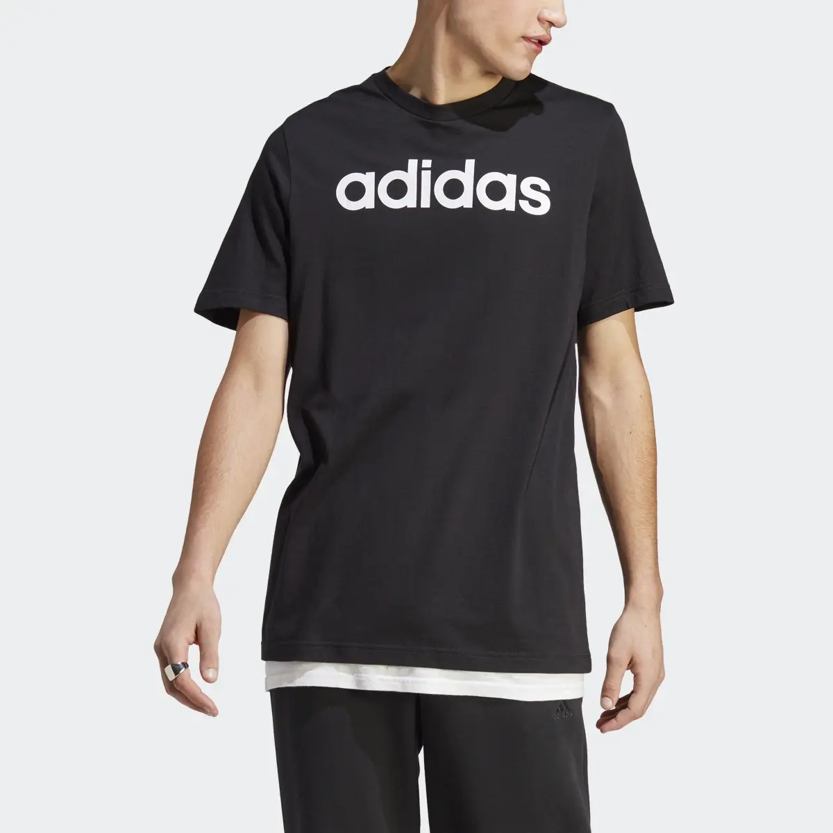 Adidas T-shirt avec logo brodé linéaire en jersey Essentials. 1